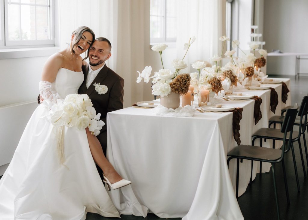 Tischsetting mit Orchideen Anthurium Hortensien und Kerzen und Steintellern Goldbesteck