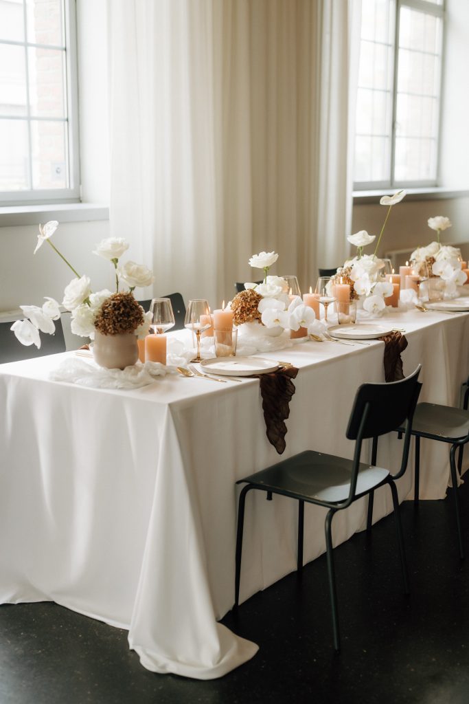 Tischsetting in brauntönen für Hochzeiten in der Südpfalz