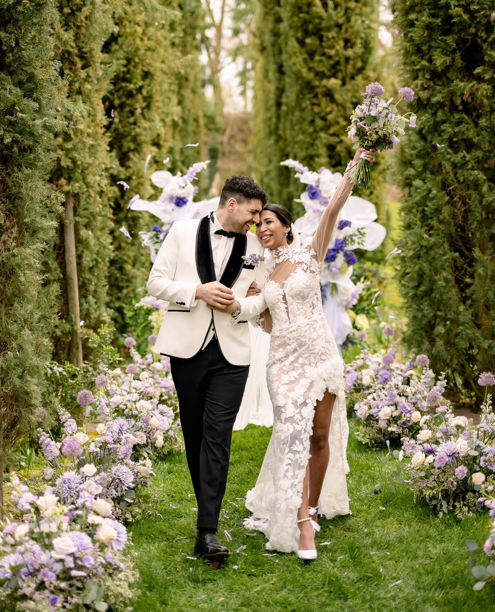 Brautpaar mit Brautstrauß und Blumengestecken bei Trauung im Morrhof