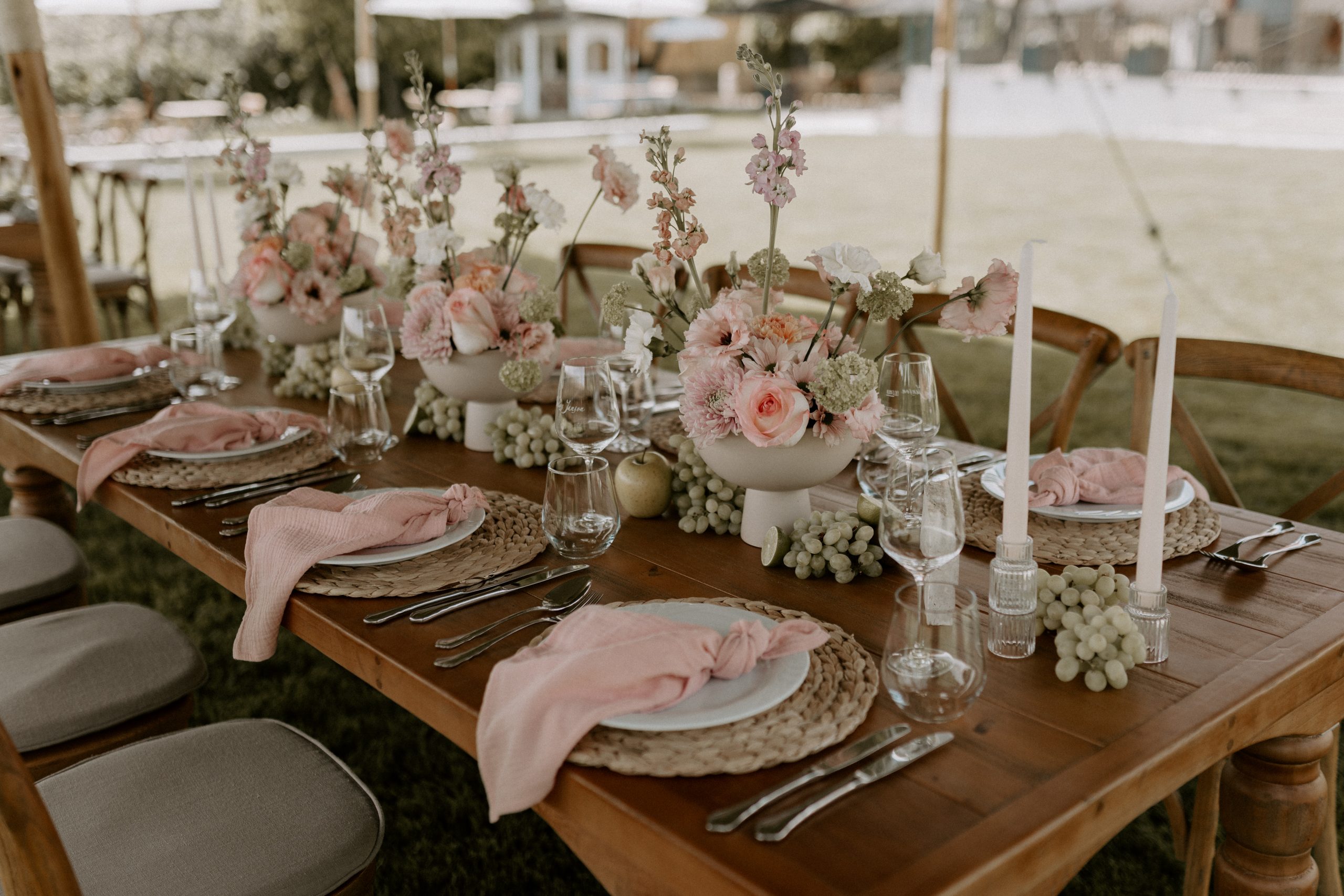 Dekorierter Hochzeitstisch Konzept Wild Pastels